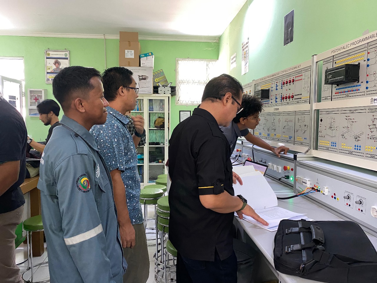 Dosen & Asisten Laboratorium Vokasional Teknik Elektro Melaksanakan Pelatihan Trainer Hibah Revitalisasi PR-PTN Tahun 2024